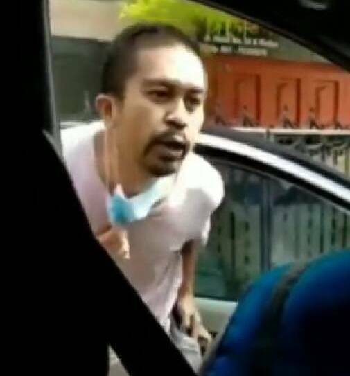 Reza Sitio saat meludahi petugas PLN. (Ist) Reza Sitio saat meludahi petugas PLN. (Ist)