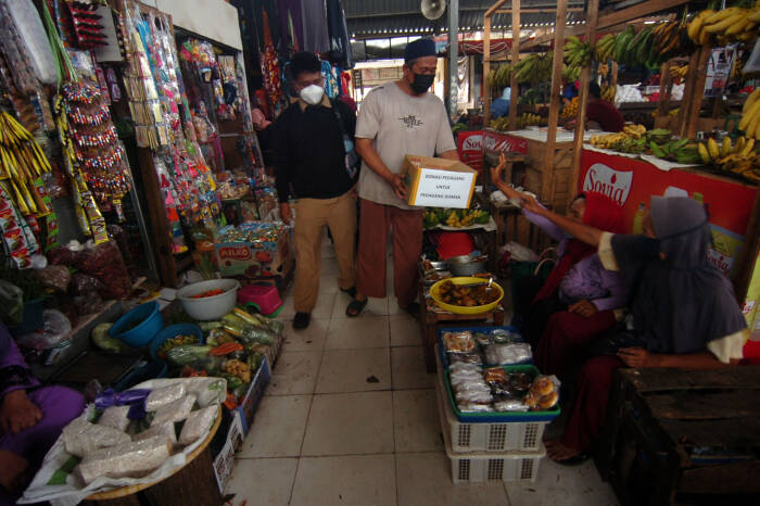 ANTARA FOTO/Oky Lukmansyah DONASI UNTUK PEDAGANG ISOMAN