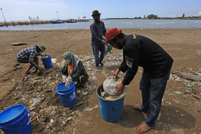 ANTARA FOTO/Dedhez Anggara AKSI BERSIH PANTAI WISATA