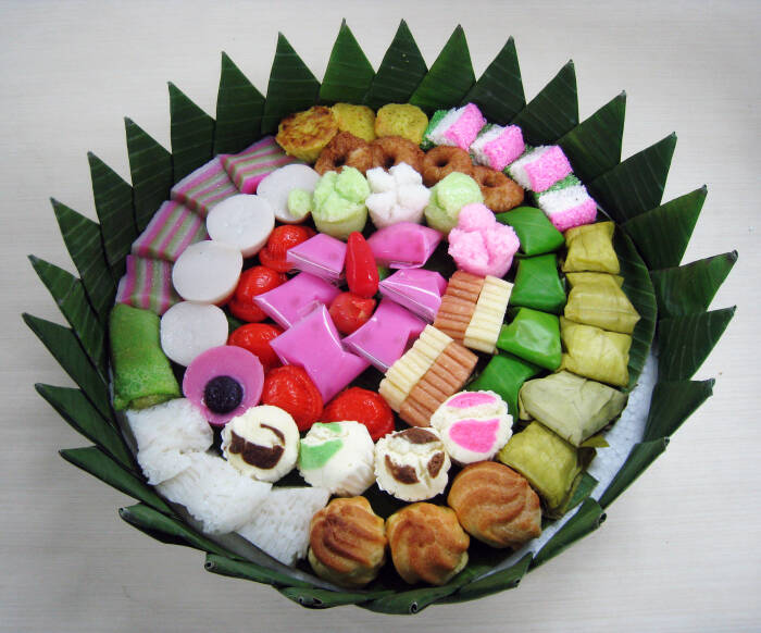Jajanan tradisional makanan untuk teman yang COVID-19 (photo/wikimediacommons) makanan untuk teman yang covid