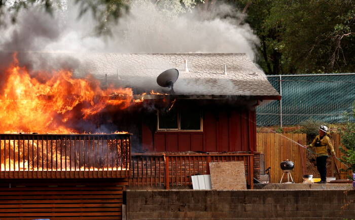 REUTERS/Fred Greaves Sebuah rumah terbakar di Sungai Api