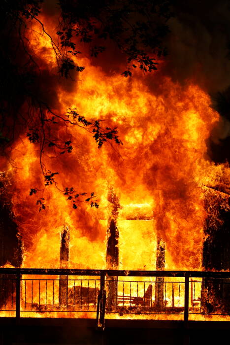 REUTERS/Fred Greaves Sebuah rumah terbakar di Sungai Api