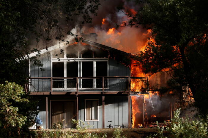 REUTERS/Fred Greaves Sebuah rumah terbakar di Sungai Api