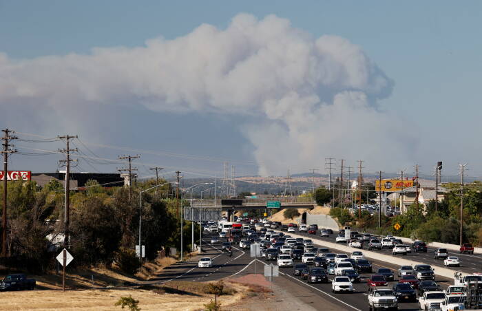 REUTERS/Fred Greaves Asap mengepul dari Sungai Api dekat Colfax