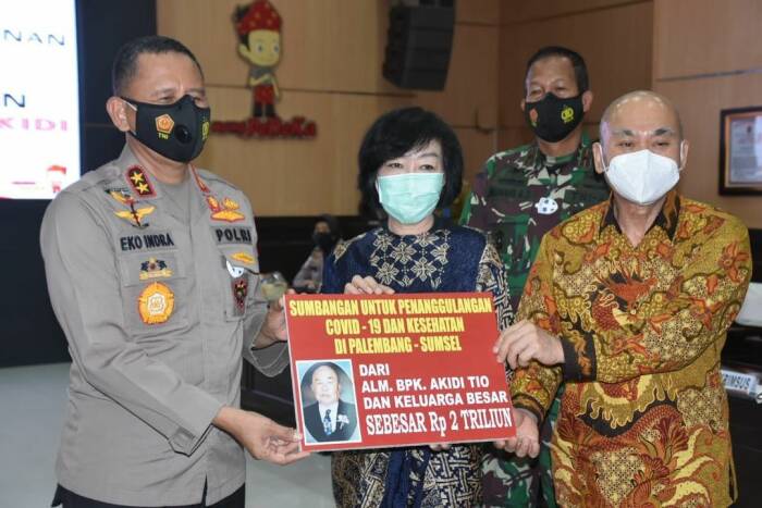 Kapolda Sumsel Irjen Eko Indra Heri saat terima donasi Rp 2 triliun. (Ist) Kapolda Sumsel Irjen Eko Indra Heri saat terima donasi Rp 2 triliun. (Ist)