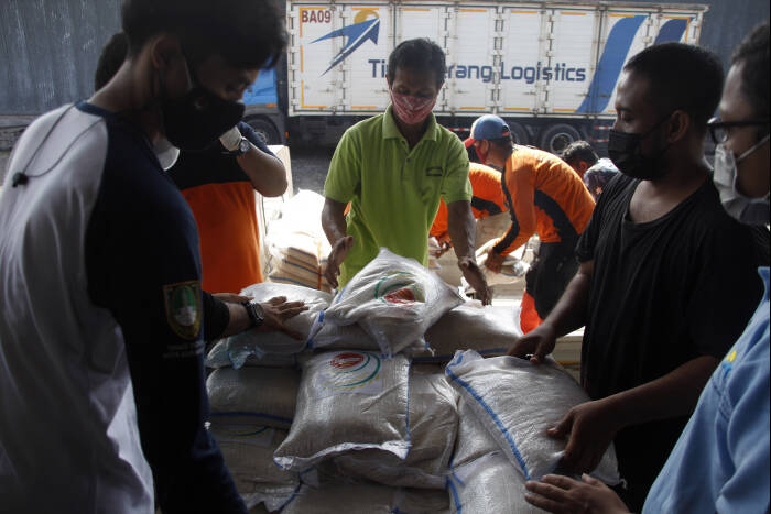 ANTARA FOTO/Maulana Surya DISTRIBUSI BANTUAN SEMBAKO