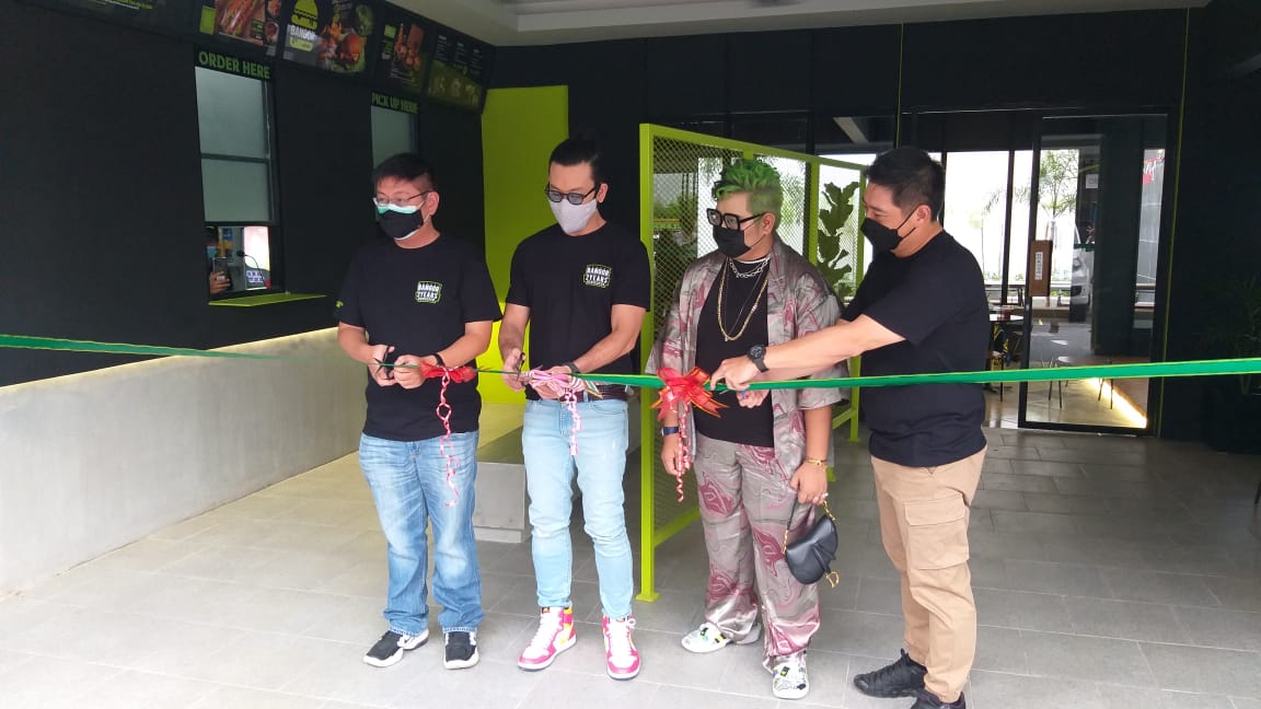 Denny Sumargo Resmikan gerai ke-enam Burger Bangor di Jalan Iskandar Muda No.290, Medan. Denny Sumargo