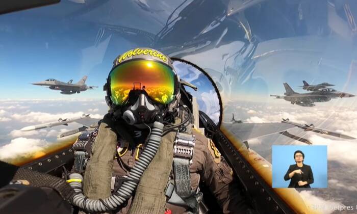 Letkol Pnb Agus Dwi Aryanto dari TNI AU ucapkan HUT Ri dari kokpit, delapan formasi pesawat F-16 di Jakarta. (Youtube/Setpres). Letkol Pnb Agus Dwi Aryanto dari TNI AU ucapkan HUT Ri dari kokpit, delapan formasi pesawat F-16 di Jakarta. (Youtube/Setpres).