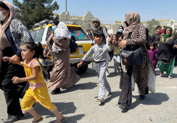Para wanita dan anak-anak menuju bandara untuk meninggalkan Afghanistan