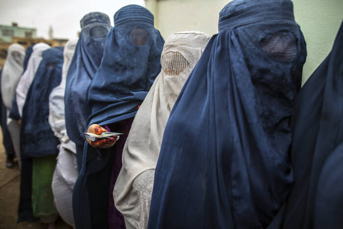 Wanita Afghanistan memakai burqa 