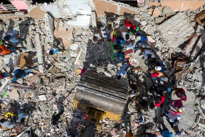 REUTERS/Ricardo Arduengo Pasca gempa berkekuatan 7,2 di Les Cayes.