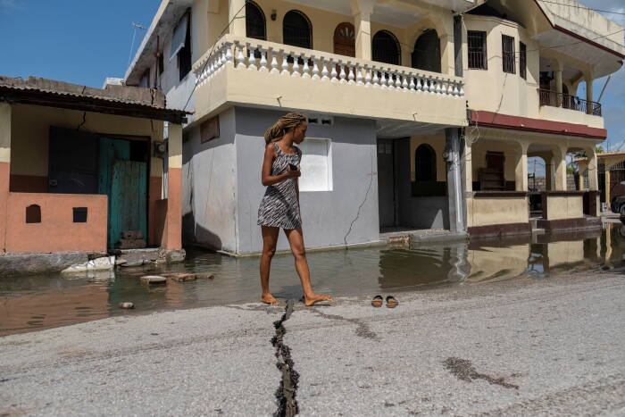 REUTERS/Ricardo Arduengo Pasca gempa berkekuatan 7,2 di Les Cayes.