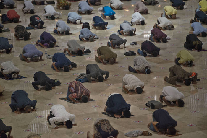 ANTARA FOTO/Aditya Pradana Putra SHALAT JUMAT PERTAMA ISTIQLAL SAAT PPKM