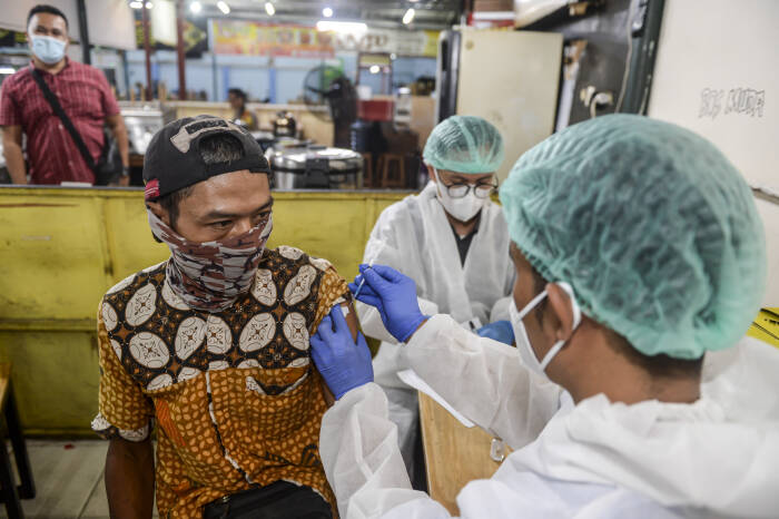 ANTARA FOTO/M Risyal Hidayat VAKSINASI MALAM HARI BAGI WARGA JAKARTA