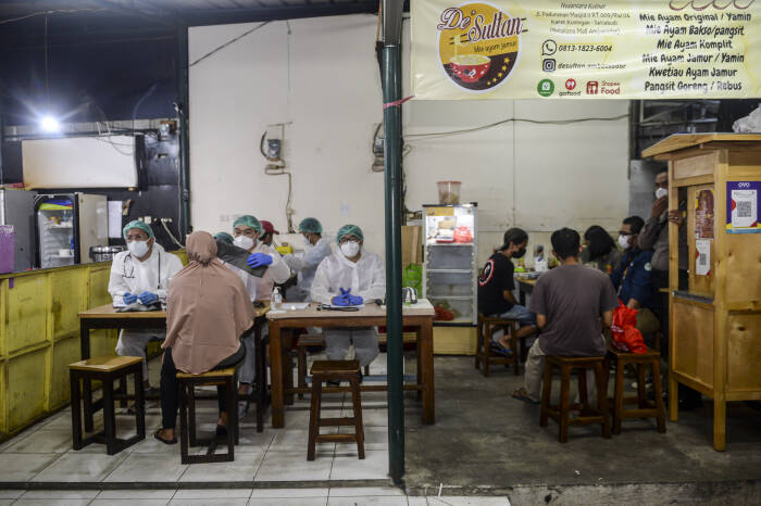 ANTARA FOTO/M Risyal Hidayat VAKSINASI MALAM HARI BAGI WARGA JAKARTA