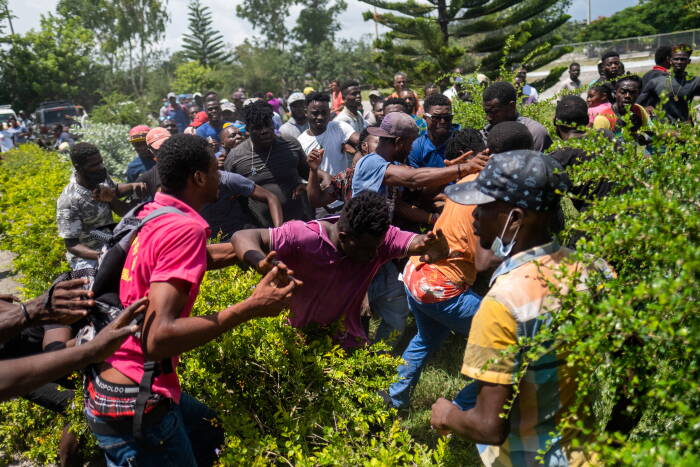 REUTERS/Ricardo Arduengo Pasca gempa berkekuatan 7,2 di Les Cayes.