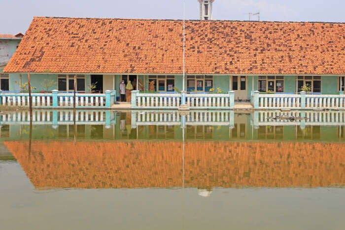 ANTARA FOTO/Dedhez Anggara AKTIVITAS SEKOLAH TERDAMPAK BANJIR ROB