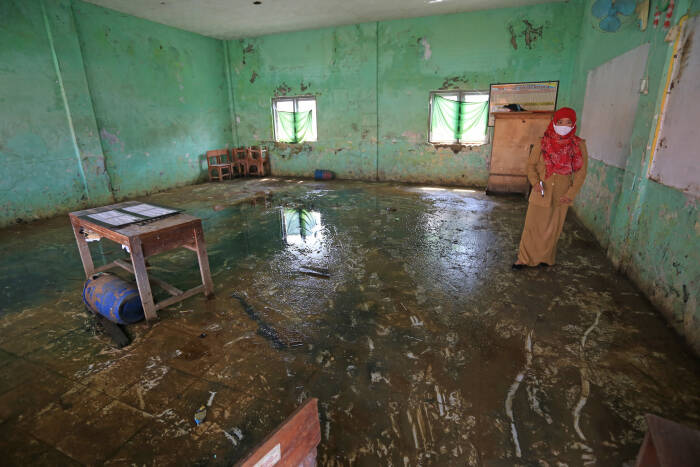 ANTARA FOTO/Dedhez Anggara AKTIVITAS SEKOLAH TERDAMPAK BANJIR ROB