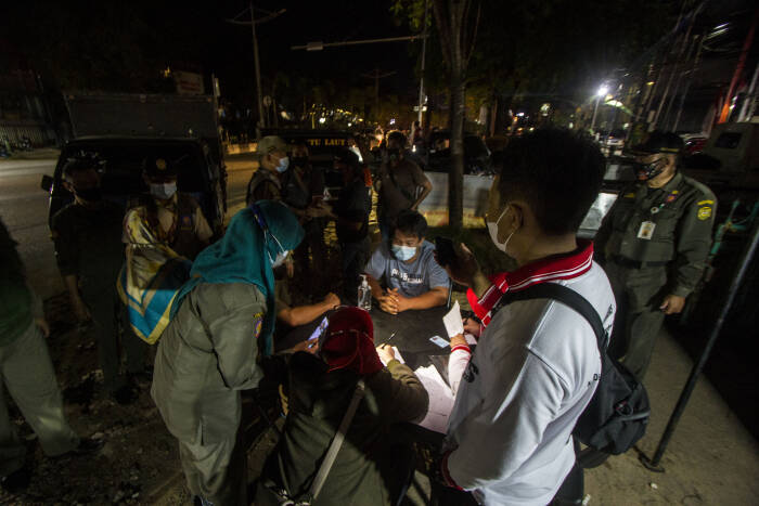 ANTARA FOTO/Bayu Pratama S TES CEPAT COVID-19 DI PINTU MASUK KOTA BANJARMASIN
