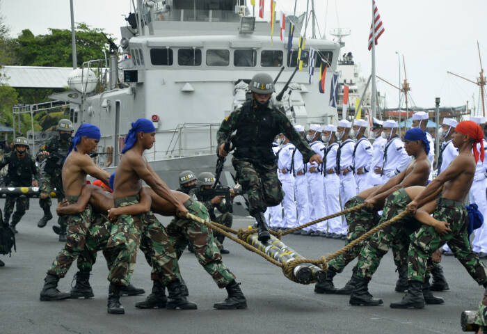 Prajurit TNI AL melakukan atraksi halang rintang (ANTARA FOTO/Abriawan Abhe) Prajurit TNI AL melakukan atraksi halang rintang (ANTARA FOTO/Abriawan Abhe)