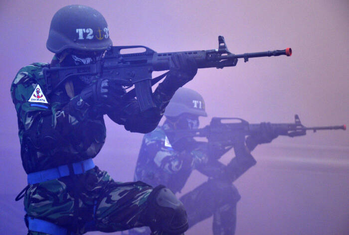 Prajurit TNI AL melakukan atraksi pertempuran (ANTARA FOTO/Abriawan Abhe) Prajurit TNI AL melakukan atraksi pertempuran
