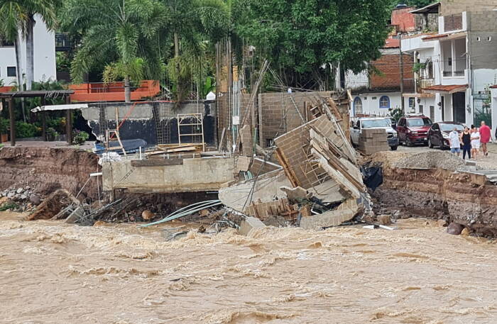 REUTERS/Alfonso Lepe Badai Nora menghantam pantai Meksiko