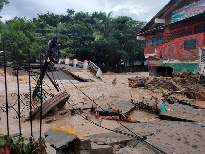 REUTERS/Alfonso Lepe Badai Nora menghantam pantai Meksiko