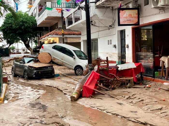 REUTERS/Alfonso Lepe Badai Nora menghantam pantai Meksiko