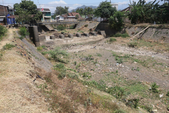 ANTARA FOTO/Prasetia Fauzani SUNGAI IRIGASI PERTANIAN MENGERING