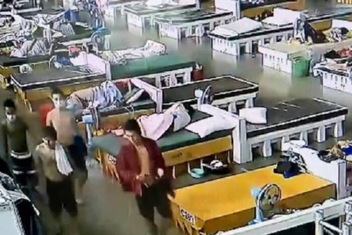 Tangkapan layar sejumlah pasien sebuah rumah sakit khusus Covid-19 di Samut Prakan, Thailand yang didatangi polisi usai adanya laporan pasien melakukan pesta seks. (Daily Mirror). g