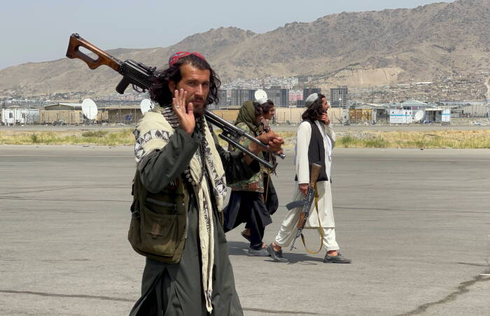 Pasukan Taliban di Bandara Kabul (REUTERS/Stringer) Pasukan Taliban di Bandara Kabul