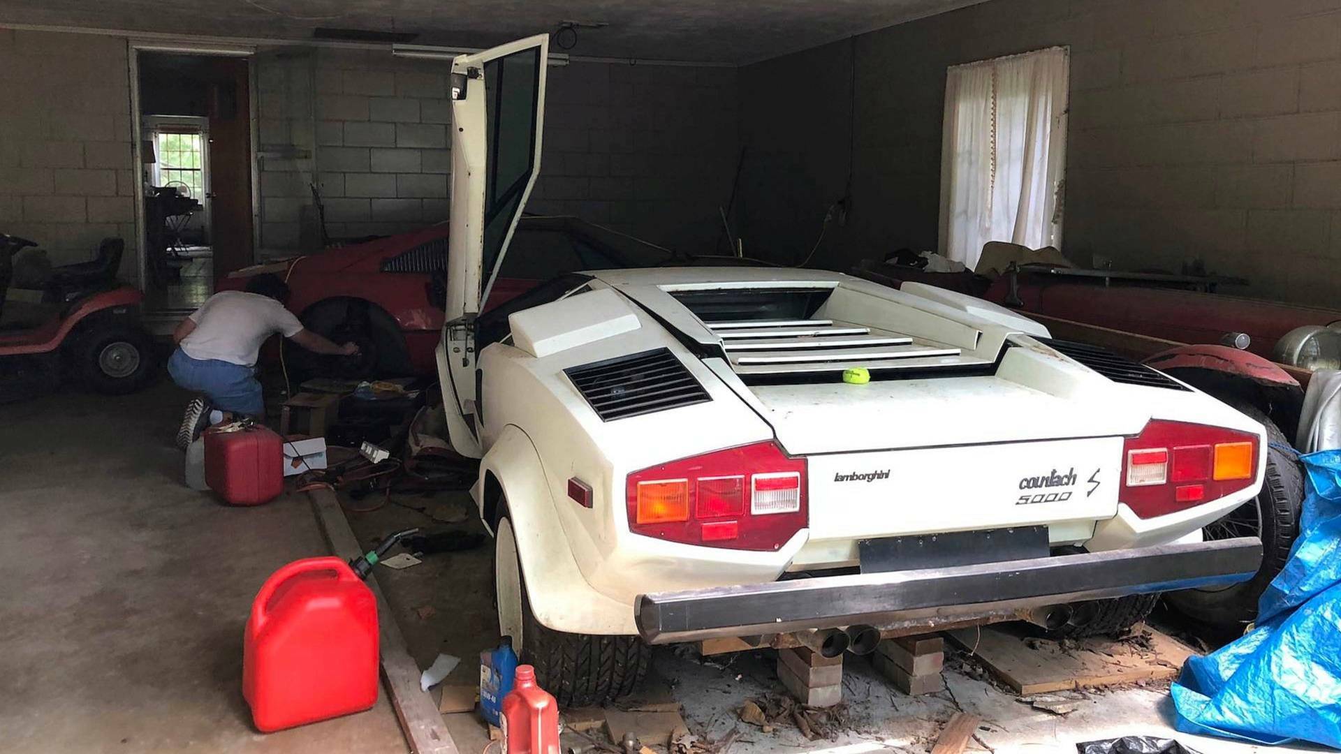 Mobil Lamborghini Countach 1981 yang ditemukan di garasi (photo/Motor1) Mobil Lamborghini Countach 1981 yang ditemukan di garasi