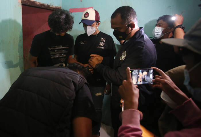 Kasat Serse Narkoba Polres Metro Tangerang Kota AKBP Pratomo Widodo (kedua kanan) memimpin penangkapan (ANTARA FOTO/Muhammad Iqbal) Kasat Serse Narkoba Polres Metro Tangerang Kota AKBP Pratomo Widodo (kedua kanan) memimpin penangkapan