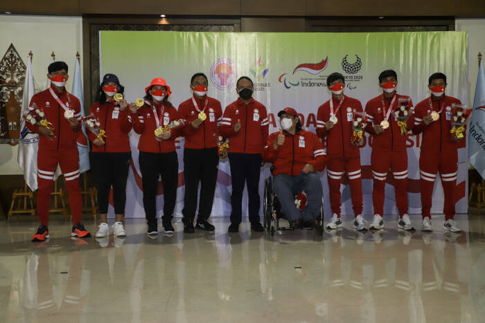 Menpora Zainudin Amali (tengah) bersama Ketua National Paralympic Committee (NPC) Indonesia Senny Marbun (keempat kanan) berfoto bersama para peraih medali (ANTARA FOTO/Fauzan) Menpora Zainudin Amali (tengah) bersama Ketua National Paralympic Committee (NPC) Indonesia Senny Marbun (keempat kanan) berfoto bersama para peraih medali