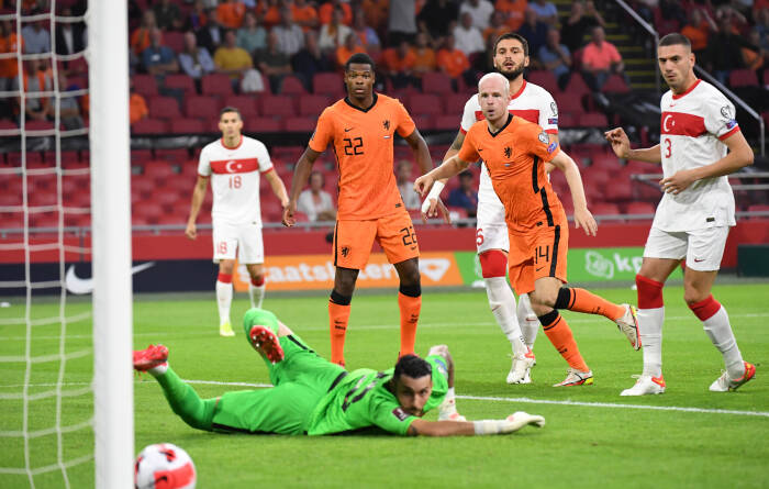 Davy Klaassen dari Belanda mencetak gol pertama mereka (REUTERS/Piroschka Van De Wouw) Davy Klaassen dari Belanda mencetak gol pertama mereka