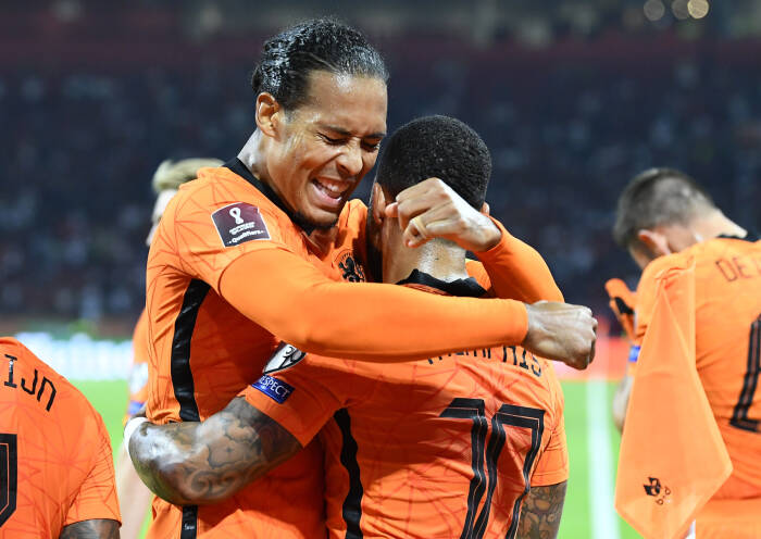 Memphis Depay dari Belanda merayakan gol kedua mereka dengan Virgil van Dijk (REUTERS/Piroschka Van De Wouw) Memphis Depay dari Belanda merayakan gol kedua mereka dengan Virgil van Dijk