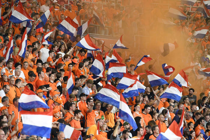 Fans Belanda merayakan setelah Davy Klaassen mencetak gol pertama mereka (REUTERS/Piroschka Van De Wouw) Fans Belanda merayakan setelah Davy Klaassen mencetak gol pertama mereka
