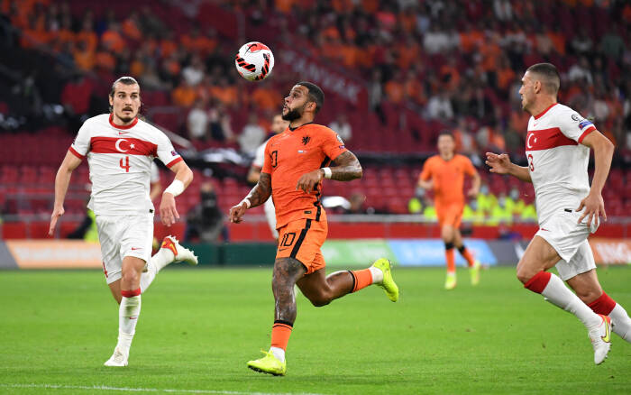 Memphis Depay dari Belanda beraksi dengan Caglar Soyuncu dari Turki (REUTERS/Piroschka Van De Wouw) Memphis Depay dari Belanda beraksi dengan Caglar Soyuncu dari Turki