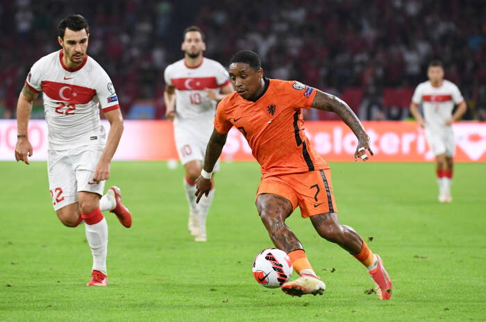 Steven Bergwijn dari Belanda beraksi dengan Kaan Ayhan dari Turki (REUTERS/Piroschka Van De Wouw) Steven Bergwijn dari Belanda beraksi dengan Kaan Ayhan dari Turki