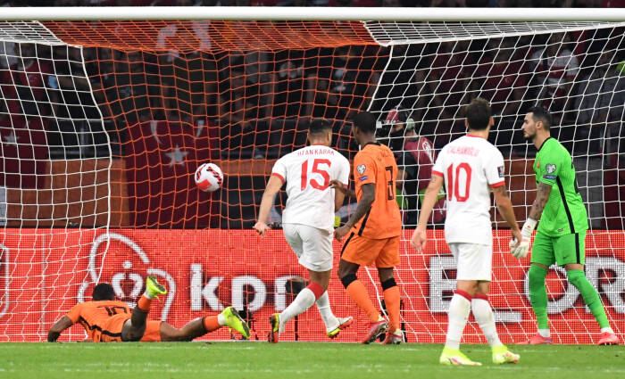 Memphis Depay dari Belanda mencetak gol keempat mereka dan hat-tricknya (REUTERS/Piroschka Van De Wouw) Memphis Depay dari Belanda mencetak gol keempat mereka dan hat-tricknya