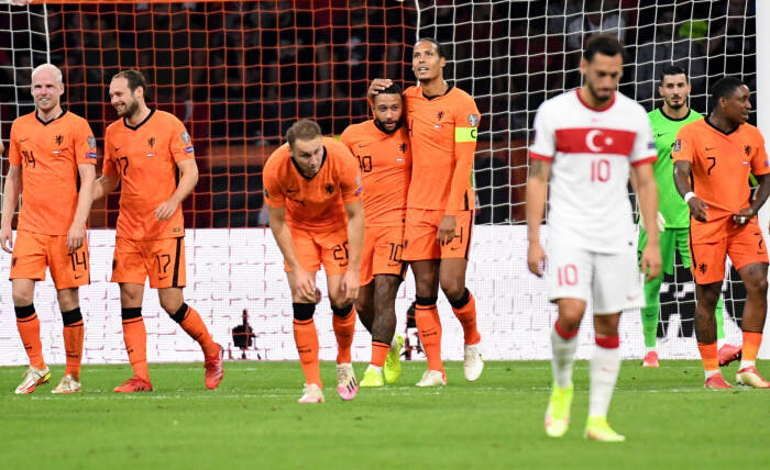Memphis Depay dari Belanda merayakan gol keempat mereka dan hat-tricknya dengan Virgil van Dijk (REUTERS/Piroschka Van De Wouw) Memphis Depay dari Belanda merayakan gol keempat mereka dan hat-tricknya dengan Virgil van Dijk