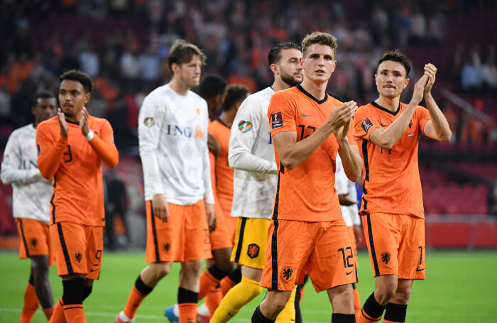 Guus Til dari Belanda bersama rekan setimnya memberi tepuk tangan kepada para penggemar setelah pertandingan (REUTERS/Piroschka Van De Wouw) Guus Til dari Belanda bersama rekan setimnya memberi tepuk tangan kepada para penggemar setelah pertandingan
