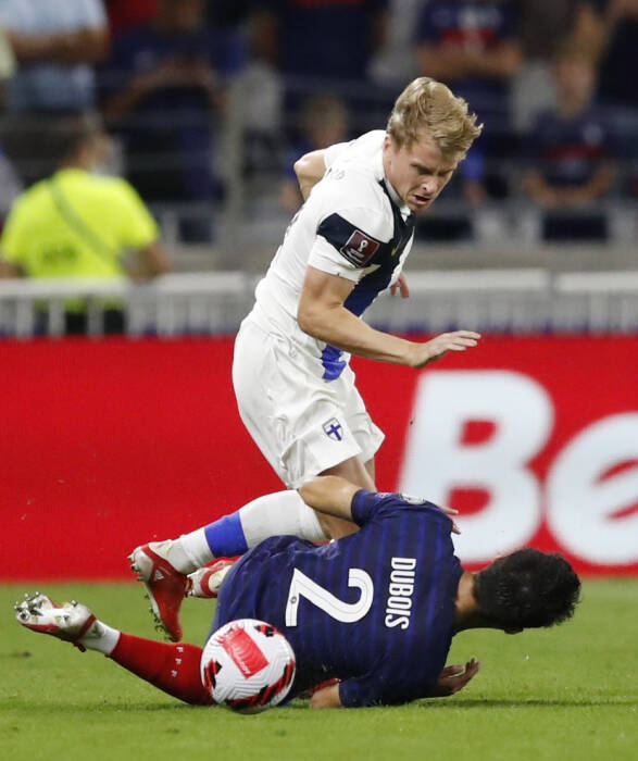 Leo Dubois dari Prancis beraksi dengan Rasmus Schuller dari Finlandia (REUTERS/Stephane Mahe) Leo Dubois dari Prancis beraksi dengan Rasmus Schuller dari Finlandia