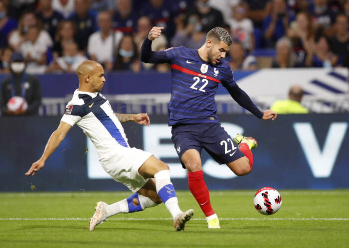 Theo Hernandez dari Prancis beraksi dengan Nikolai Alho dari Finlandia (REUTERS/Stephane Mahe) Theo Hernandez dari Prancis beraksi dengan Nikolai Alho dari Finlandia