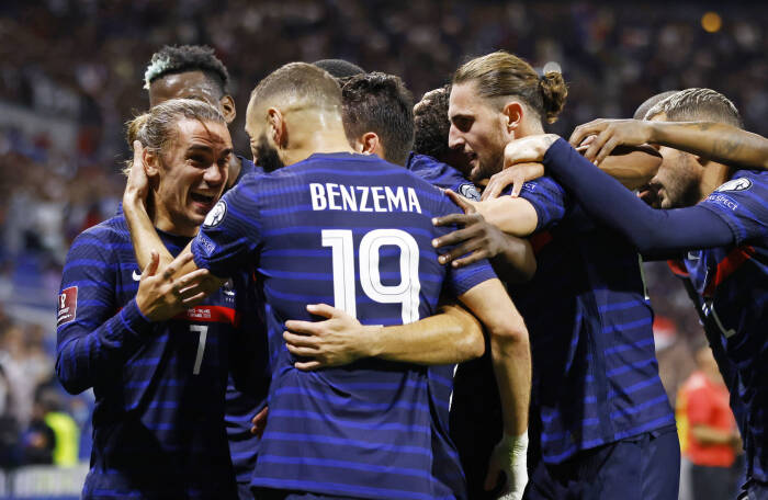 Antoine Griezmann dari Prancis merayakan mencetak gol pertama mereka dengan rekan satu tim (REUTERS/Stephane Mahe) Antoine Griezmann dari Prancis merayakan mencetak gol pertama mereka dengan rekan satu tim