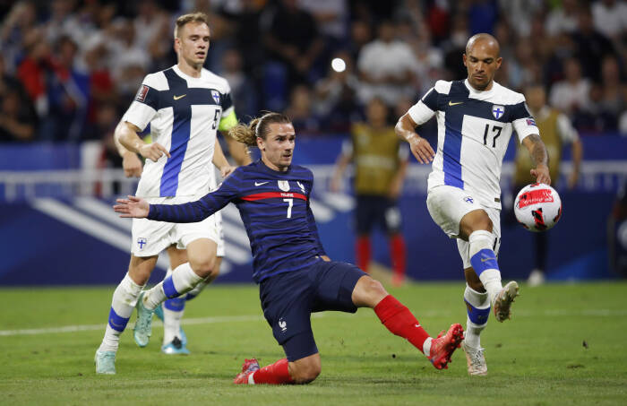 Antoine Griezmann dari Prancis beraksi dengan Nikolai Alho dari Finlandia (REUTERS/Stephane Mahe) Antoine Griezmann dari Prancis beraksi dengan Nikolai Alho dari Finlandia