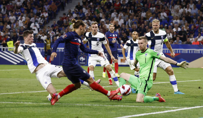 Antoine Griezmann dari Prancis mencetak gol kedua mereka (REUTERS/Stephane Mahe) Antoine Griezmann dari Prancis mencetak gol kedua mereka