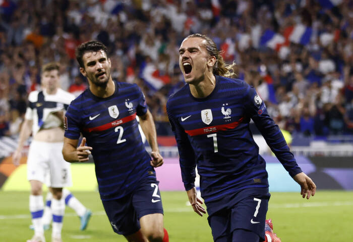 Antoine Griezmann dari Prancis merayakan mencetak gol kedua mereka dengan Leo Dubois (REUTERS/Stephane Mahe) Antoine Griezmann dari Prancis merayakan mencetak gol kedua mereka dengan Leo Dubois