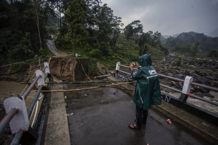 ANTARA FOTO/Yulius Satria Wijaya JEMBATAN TERPUTUS DITERJANG BANJIR BANDANG
