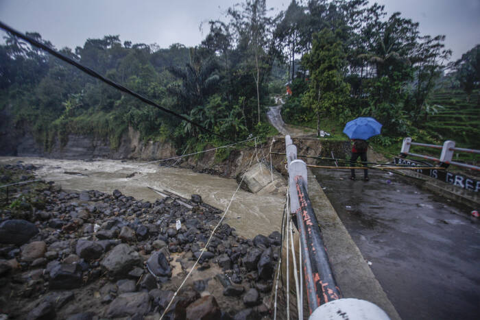 ANTARA FOTO/Yulius Satria Wijaya JEMBATAN TERPUTUS DITERJANG BANJIR BANDANG